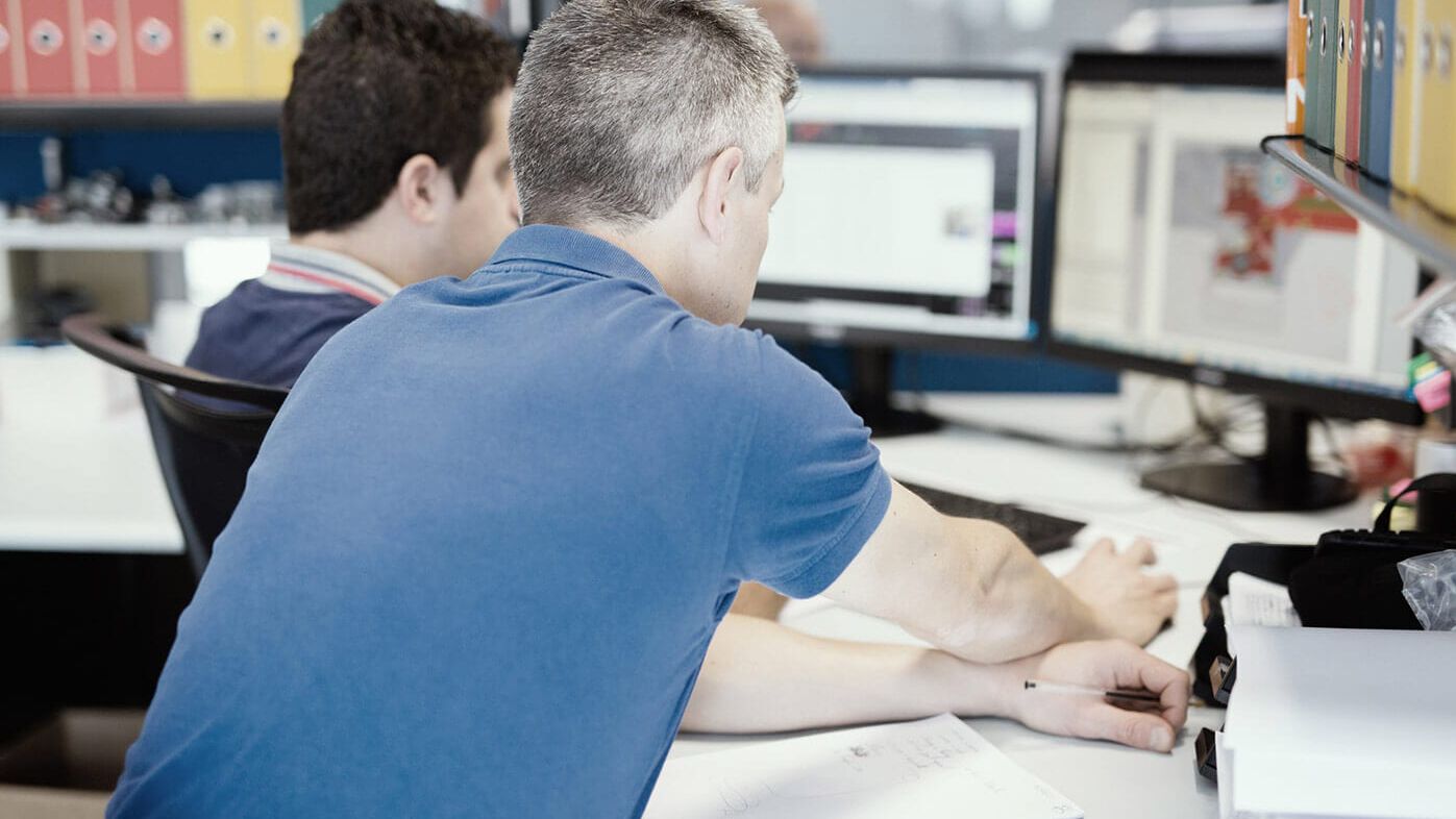 ROI Case Study - End-to-End-Digitalisierung Zwei Männer vor einem Computer