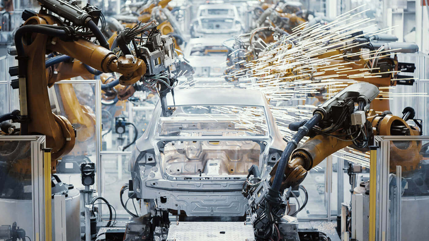 ROI Case Study - Standards für Operative Exzellenz in einem internationalen Werksverbund Bild einer Montagestraße für Autos mit Robotrarmen
