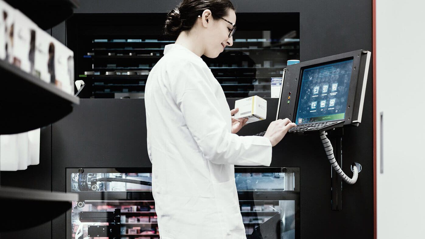 ROI Case Study - Product-Life-Circle Optimierung Frau an einer computergesteuerten Medikamentenausgabe