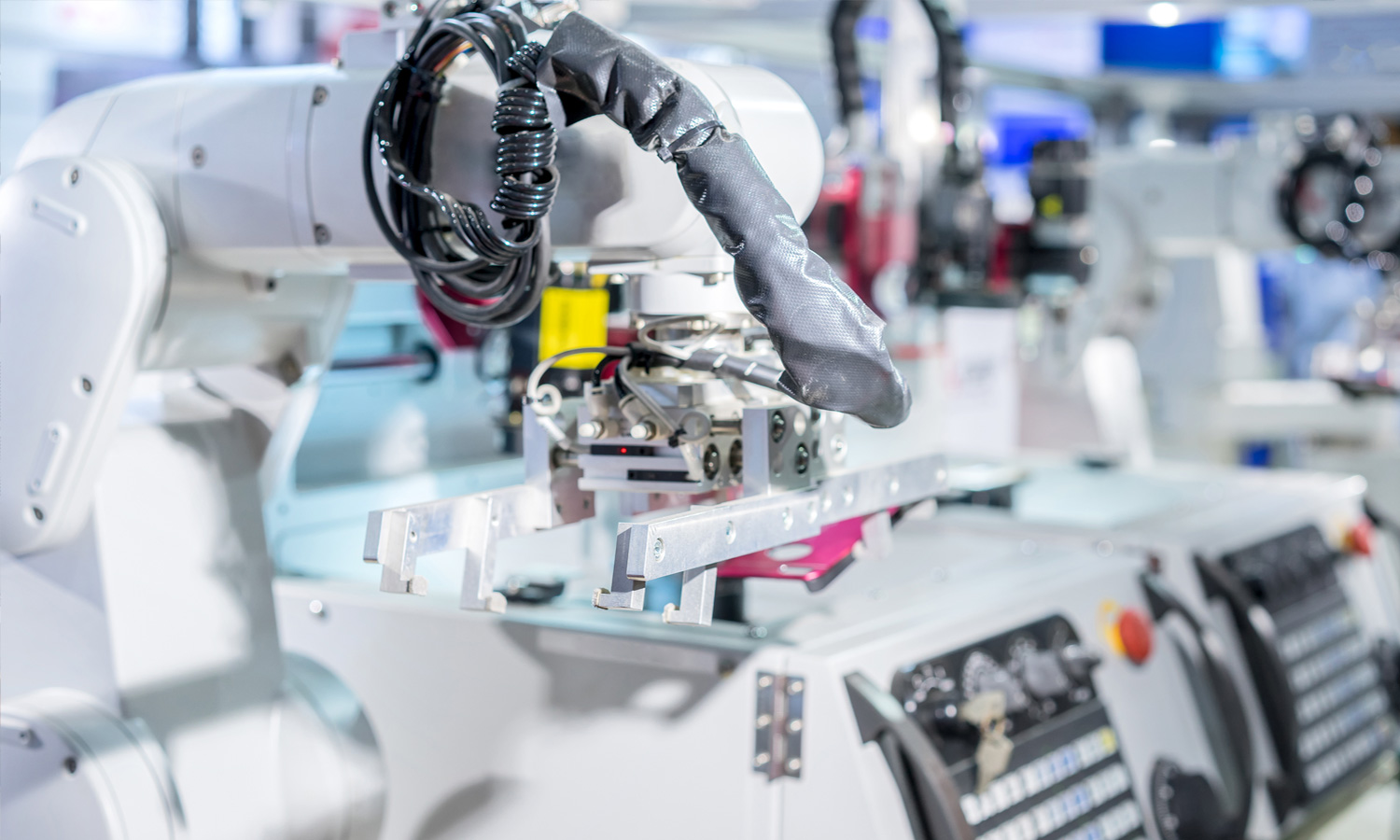 ROI IT-Management Nahaufnahme eines mechanischen Roboterarms