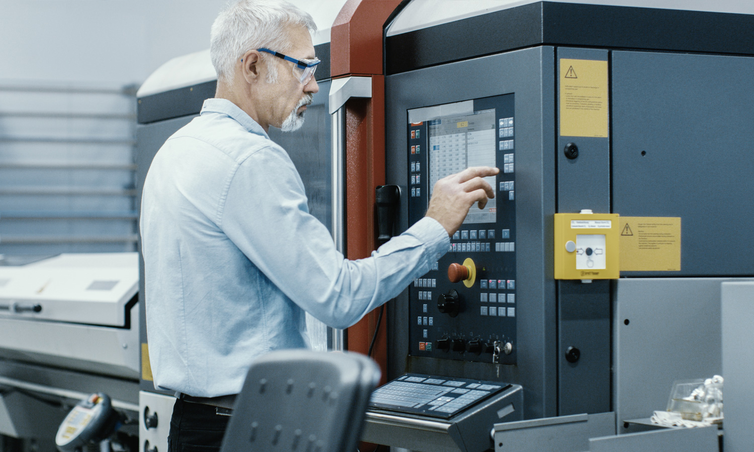 ROI IT-Management Mann an einer Maschine