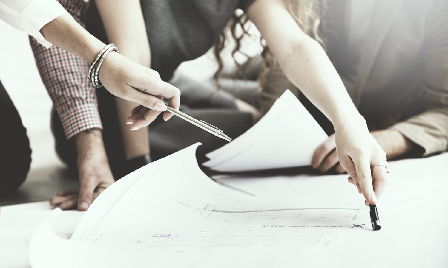 ROI Shopfloor Management Drei Personen mit einem Plan