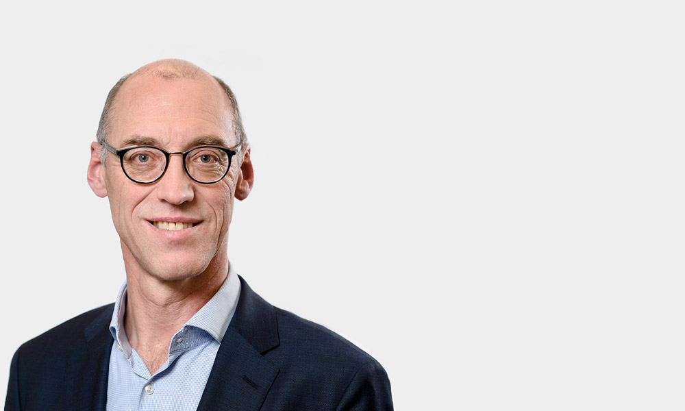 Johann Ernst, Senior Expert Portraetfoto von Johann Ernst vor grauem Hintergrund