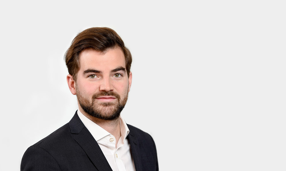 Jonas Jäger, Consultant Portraetfoto von Jonas Jaeger vor grauem Hintergrund