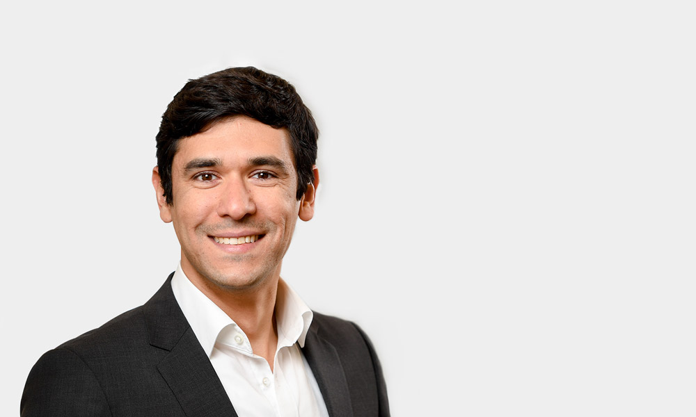 Marconi Liborio, Senior Consultant Portraetfoto von Marconi Liborio vor grauem Hintergrund