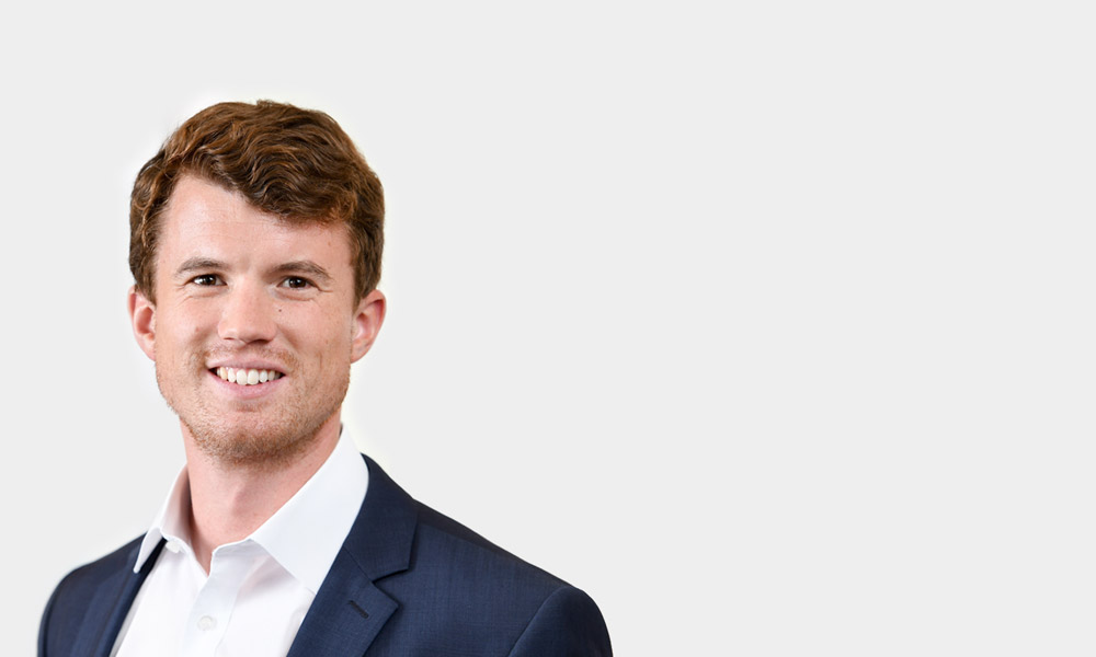 Christian Reuter, Junior Consultant Portraetfoto von Christian Reuter vor grauem Hintergrund