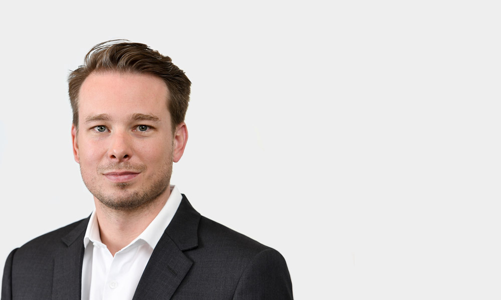 Jonas Van Thiel, Principal Portraetfoto von Jonas Van Thiel vor grauem Hintergrund